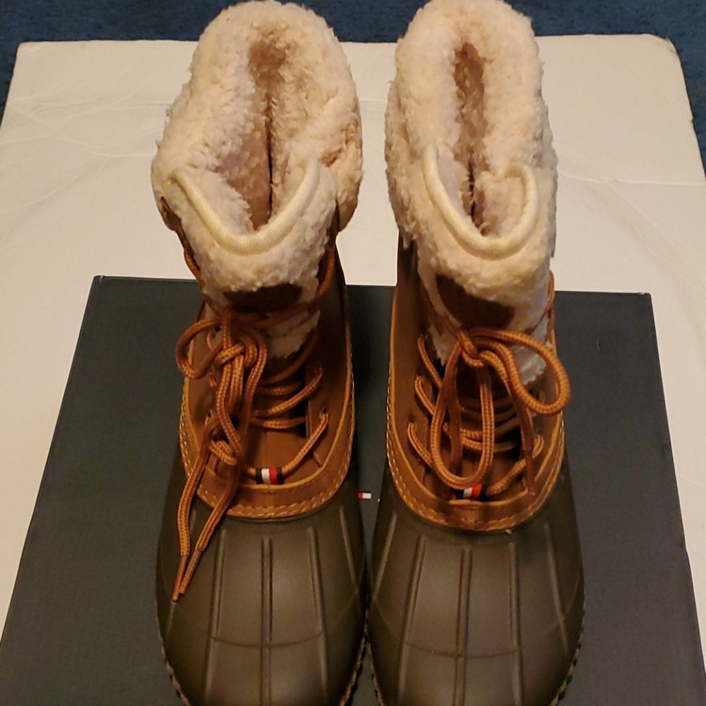 Nwt Tommy Hilfiger duck boots size 9